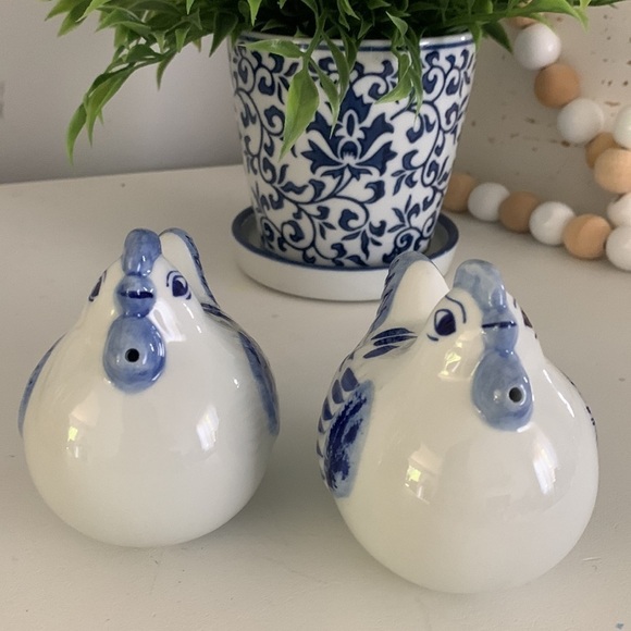 Chinoiserie‎ Set of two Chickens Salt Pepper Blue White Farmhouse blue white - Picture 5 of 11